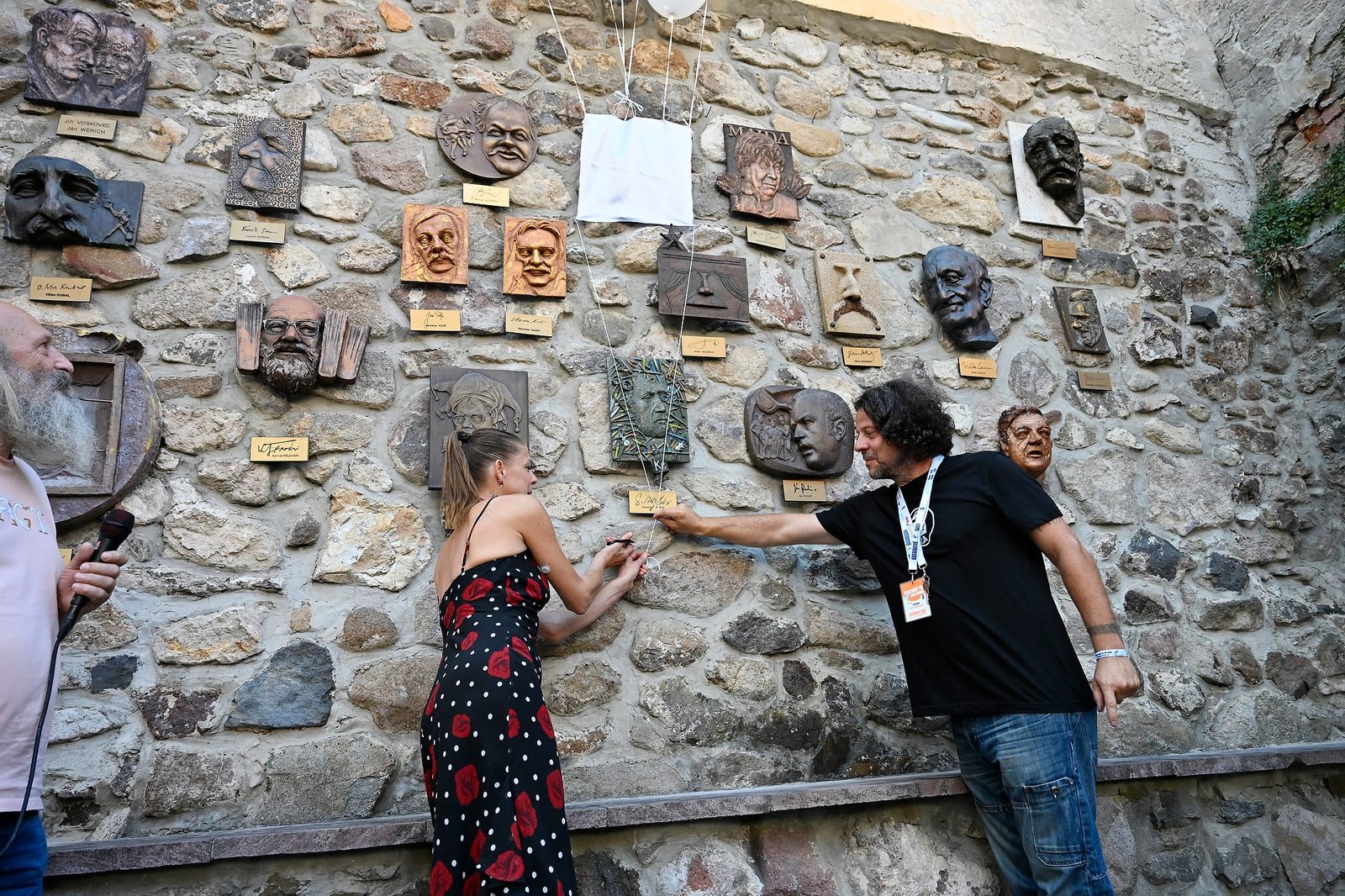 Ulička slávnych nosov počas festivalu Kremnické gagy 2026