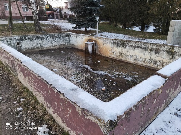 artezska studna zdroj vody miesto na oddych 600x450 | Maľba